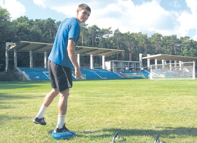 Zawodnicy trenują (na zdjęciu napastnik Bartosz Śpiączka ćwiczy po operacji łąkotki), a klub szuka pieniędzy na swoje utrzymanie.