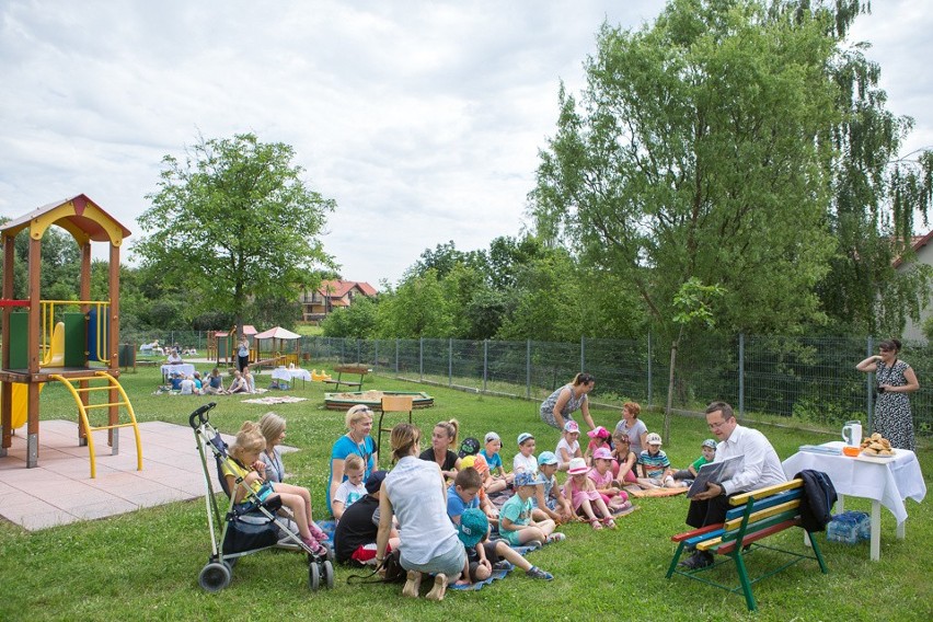 Tarnów. "Czytanie na murawie" w przedszkolu nr 8