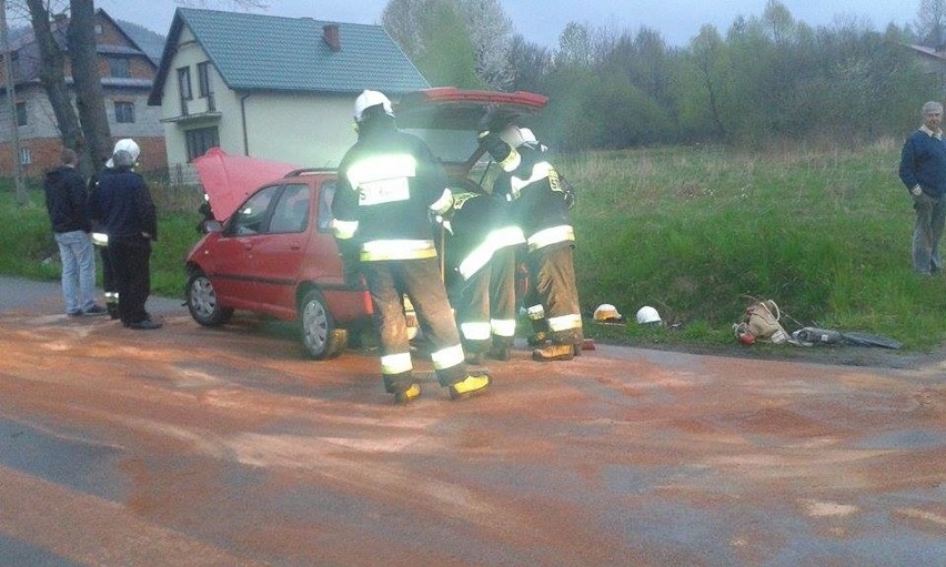 Wypadek w Jeleśni: Samochód w rowie. Są ranni