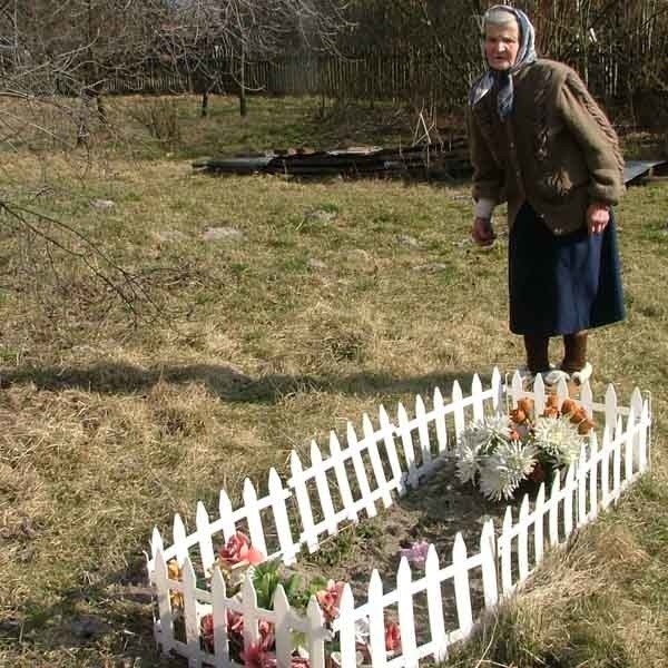 W tym miejscu na podwórku pani Józefy Siuzdak leżą pochowani: Chana i dwaj Żydzi rozstrzelani przez Niemców w marcu 1941 roku.