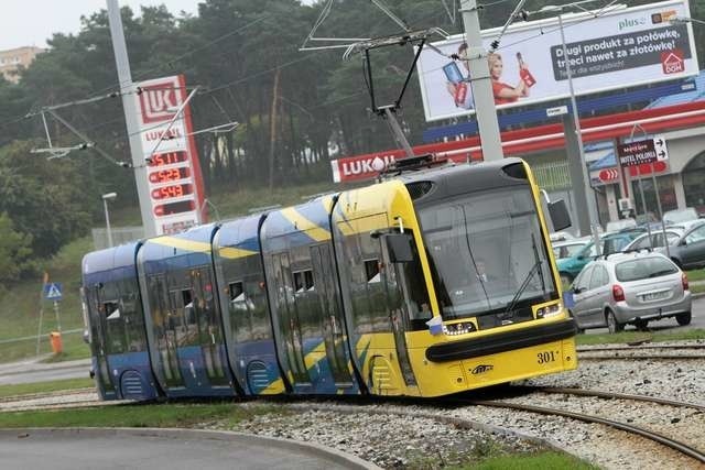 Przejazd władz UMK nowym tramwajemSwing jeździ po Toruniu