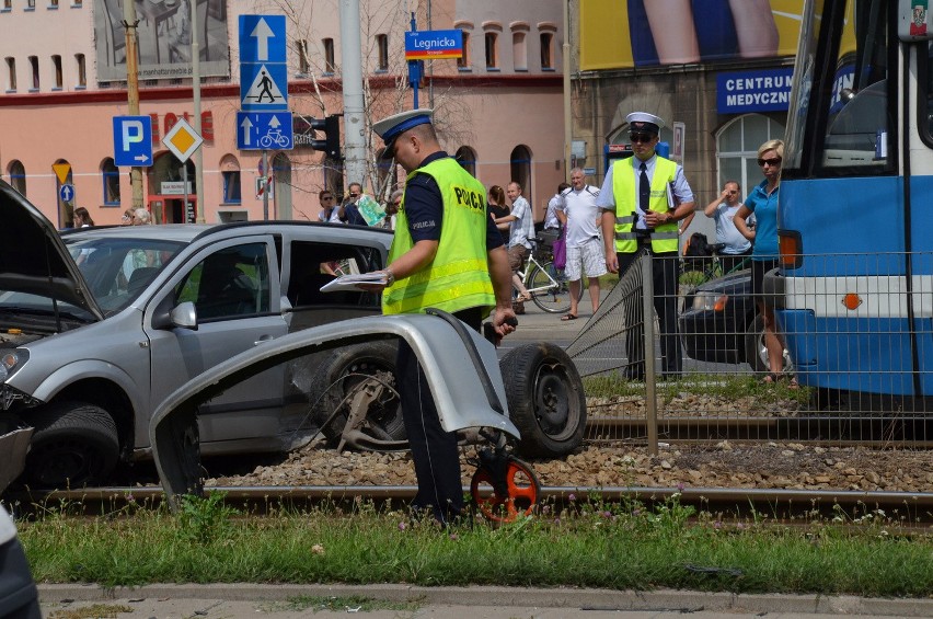 Wrocław: Wypadek na Legnickiej. Opel zablokował torowisko (ZDJĘCIA)