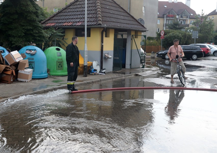 Ulewa w Przecławiu i w Szczecinie. Mieszkańcom zalało piwnice i garaże. ZDJĘCIA