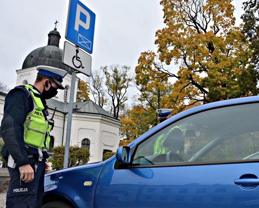 Podlascy policjanci z pionu ruchu drogowego przeprowadzili działania „Parking dla osób niepełnosprawnych” (zdjęcia)