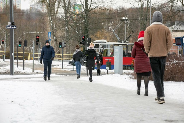 07.02.2023 bydgoszcz wyszynskiego rondo fordonskie oblodzony chodnik snieg zima .fot: arkadiusz wojtasiewicz/polskapress