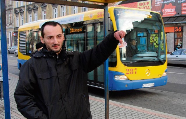 Krzysztof Urban z Tarnowa, który jest bezrobotny, liczy, że radni przyjmą uchwałę proponowaną przez SLD. Decyzja na kolejnej sesji