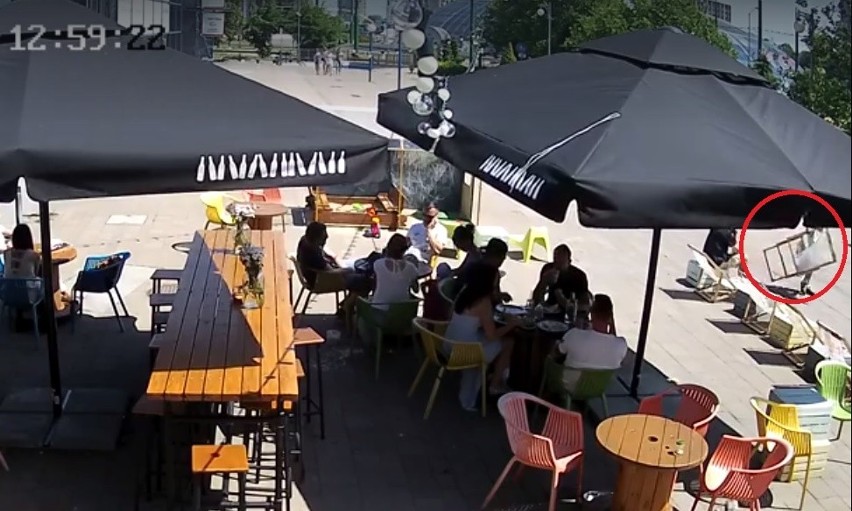 Katowice: w biały dzień ukradli leżak z kawiarni WIDEO