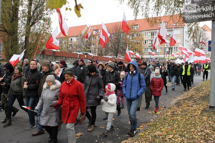 VII Szczeciński Marsz Niepodległości. Apel pamięci, odśpiewanie hymnu i przejście ulicami miasta