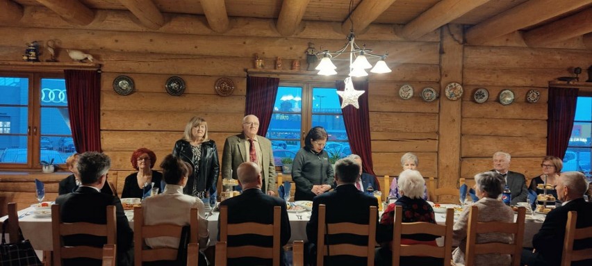 Spotkanie wigilijne Rady Seniorów Powiatu Kieleckiego. Był opłatek, życzenia i moc życzliwości. Zobacz zdjęcia