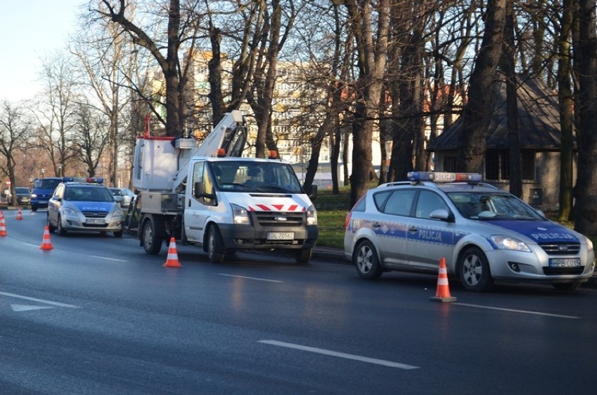 Wypadek BMW: Auto na rondzie wpadło w poślizg i ścięło latarnię (ZDJĘCIA)