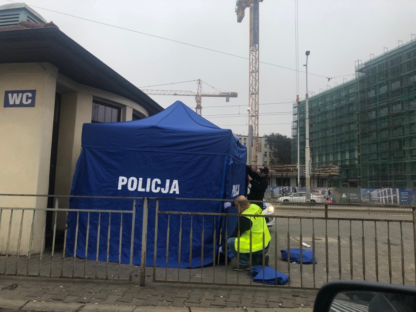 Śmierć w centrum Wrocławia. Mężczyzna leżał na przystanku (FOTO)