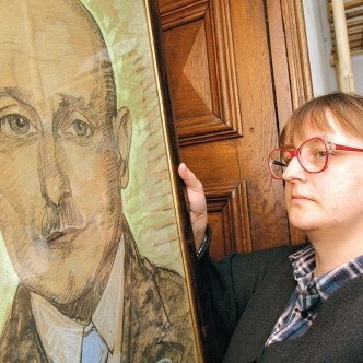 Beata Zgodzińska, opiekun kolekcji Witkacego, z najnowszym nabytkiem muzeum.