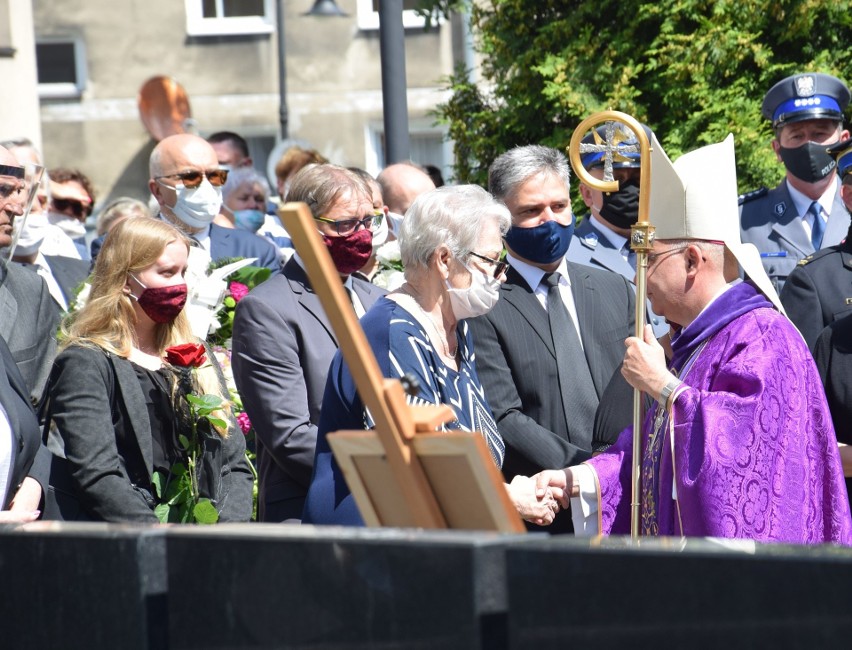 Tłumy pożegnały w Koźlu ks. dr Alfonsa Schuberta. Ciało duchownego złożono do grobu przy kościele pw. św. Zygmunta i św. Jadwigi Śląskiej
