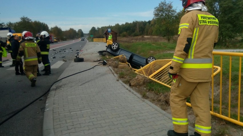 Wypadek na obwodnicy Daleszyc. Zderzenie osobówki z ciężarówką i dachowanie. Jedna osoba ranna [WIDEO, ZDJĘCIA] 