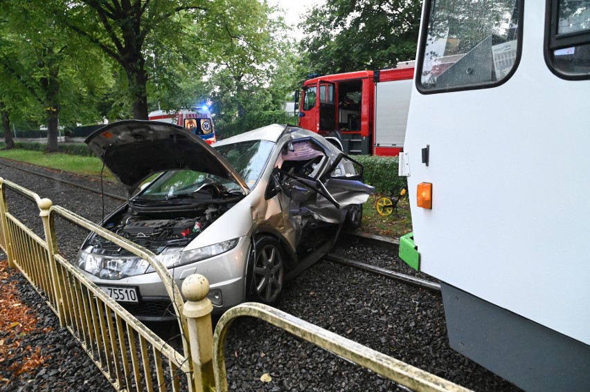 Kolizja tramwaju z samochodem na Pogodnie. Kierowca został odwieziony do szpitala