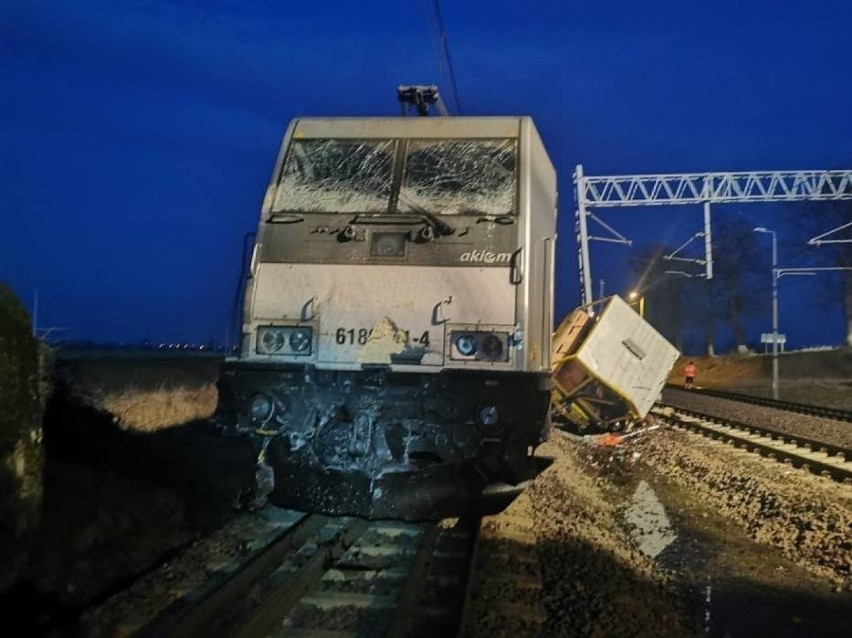 W wypadku kolejowym w Szymankowie zginęły dwie osoby. Są zarzuty dla dyżurnego stacji i toromistrza