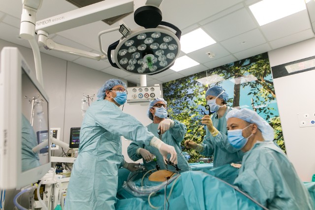 Na zdjęciu prof. Maciej Wilczak (na środku) w towarzystwie uczestników warsztatów podczas laparoskopowego zabiegu nadszyjkowego usunięcia macicy u 43-letniej pacjentki