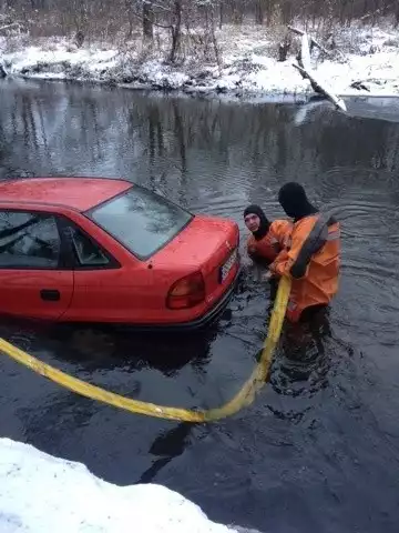 Auto wpadło do  rzeki Wierzyca