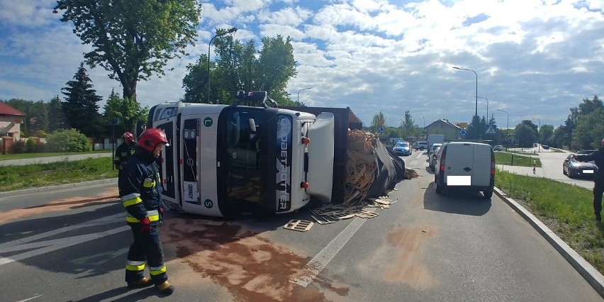 Wypadek ciężarówki na ulicy Okólnej w Łodzi. Drewniane skrzynki leżały na jezdni 
