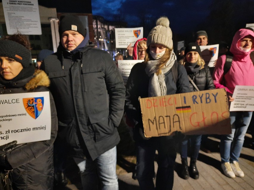  200 osób protestowało w Opolu przeciwko zmniejszeniu finansowania nauki języka mniejszości niemieckiej. Mówili o dyskryminacji