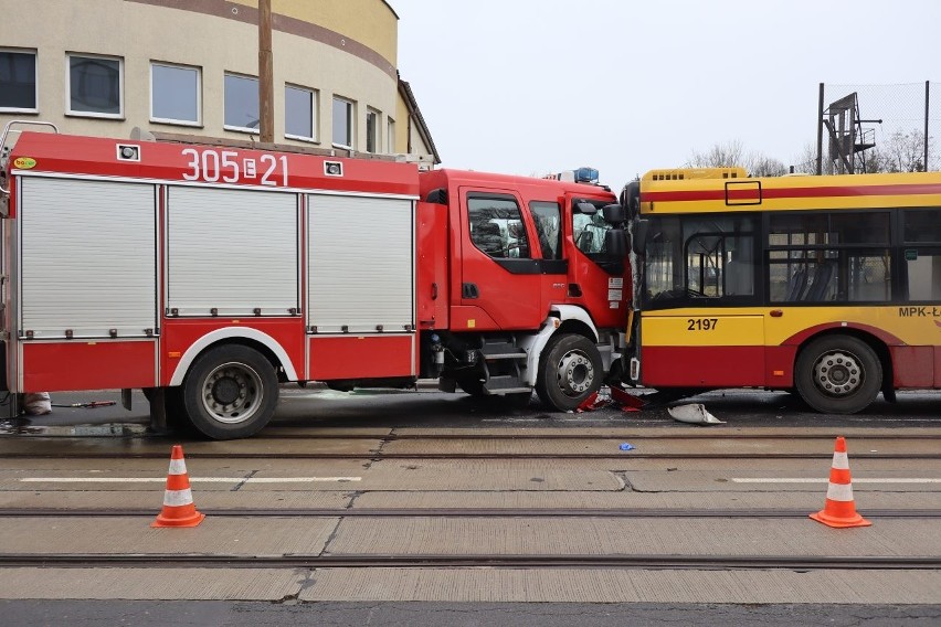 Wypadek wozu straży pożarnej i autobusu MPK na...