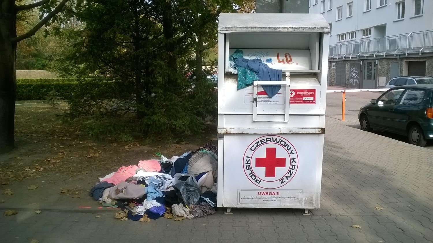 Kontenery na ubrania są przepełnione. Kto za to odpowiada? | Gazeta  Wrocławska
