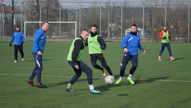 KSZO 1929 nie zagra meczu ligowego z JKS Jarosław. W sobotę zagra natomiast sparing na boisku ze sztuczną nawierzchnią w Ostrowcu.