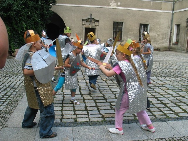 Na dziedzińcu zamku odbyły się regularne walki między małymi głogowianami