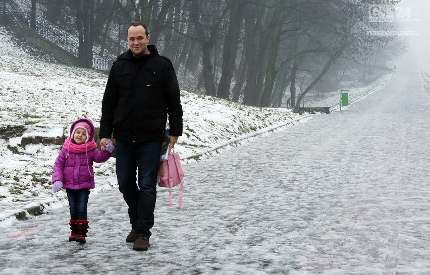 Ślizgawka na chodnikach Szczecina. Można złamać nogę