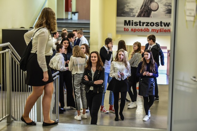 Uczniowie SP nr 31 w Bydgoszczy podczas swojego - historycznego - egzaminu ósmoklasisty w kwietniu tego roku