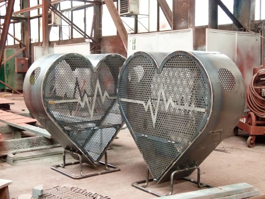 Oto w jaki sposób powstawały ogromne serca w fabryce.