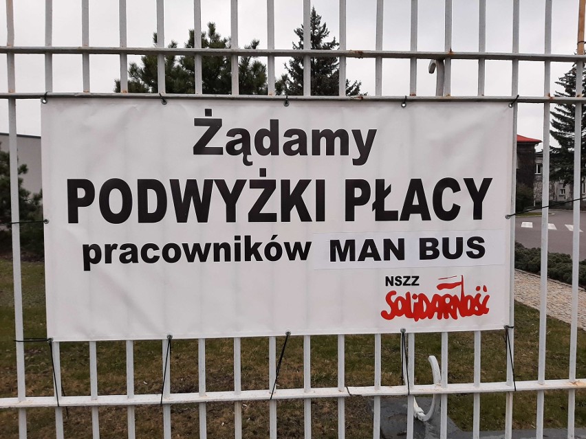 Kolejny etap protestu w MAN Bus Starachowice, zakład oflagowany. Jest groźba ostrzejszych form protestu [ZDJĘCIA]