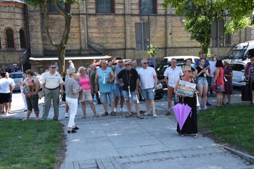 Przed gmachem szkoły muzycznej w Inowrocławiu, gdzie...