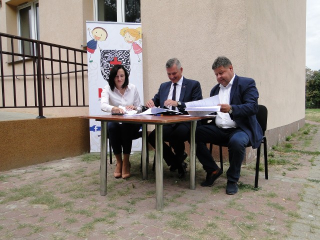 Podpisanie umowy władz Mazowsza i Skaryszewa.