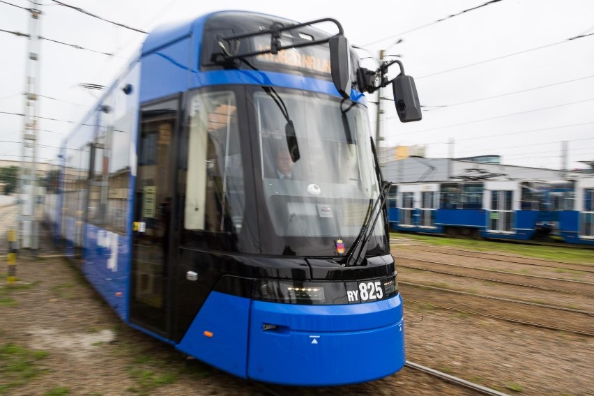 Pierwszy tramwaj Lajkonik II dotarł do Krakowa. Będzie takich więcej
