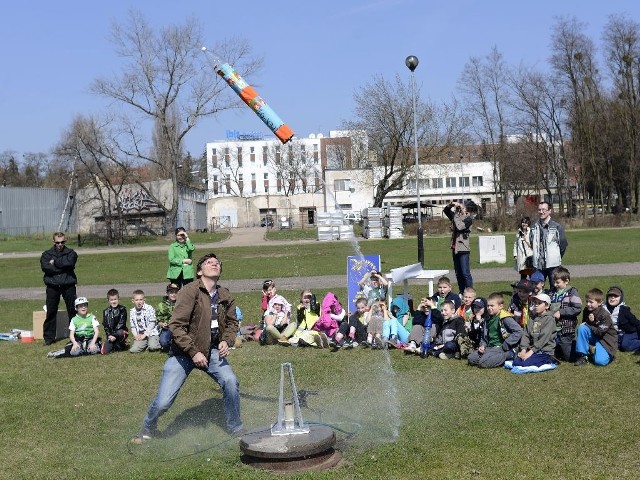 Konkurs rakiet wodnych podczas festiwalu nauki w 2013 r