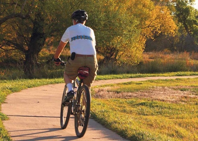 Sytuacja miłośników jazdy na rowerze systematycznie poprawia się. Z każdym rokiem przybywa ścieżek rowerowych nie tylko w gminie Świeszyno, ale także powiecie koszalińskim