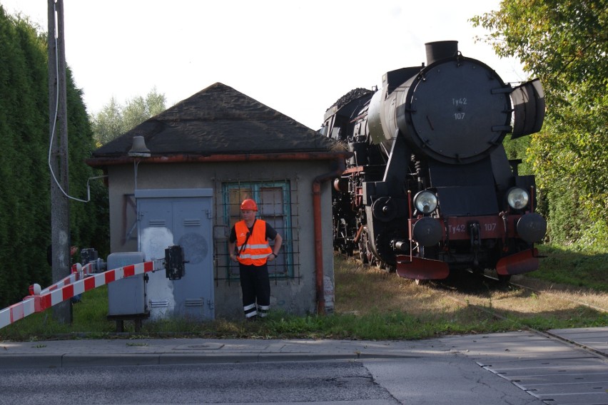 Pociąg retro na trasie dawnej "Szczucinki"