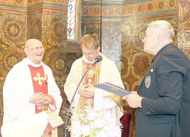 Od lewej: ks. kanonik Roman Lewandowski, ks. Stanisław Stolc i Zbigniew Reszkowski