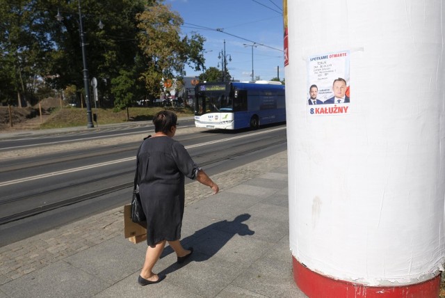 Na razie na słupach wyborczych w Toruniu tłoku nie ma
