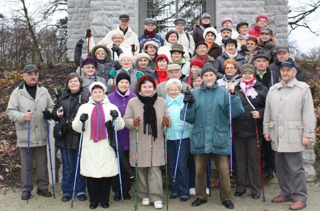 Kluczborscy emeryci zainaugurowali kolejny sezon zimowych spacerów.