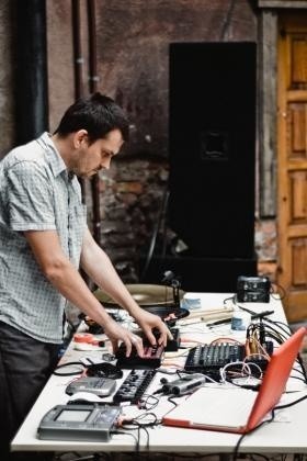 Warsztaty poprowadzi Krzysztof Topolski - elektroakustyczny improwizator, autor soundartowych projektów, perkusista.