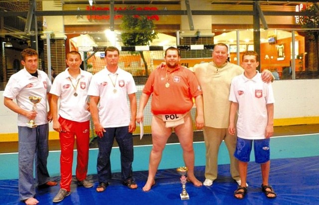Wiesław Koluch (drugi z prawej) wraz z zapaśnikami białostockiego klubu Sumo Koluch podczas zawodów na Litwie 