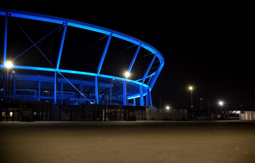 Stadion Śląski na niebiesko. W hołdzie pracownikom służby zdrowia w czasie pandemii koronawirusa ZDJĘCIA
