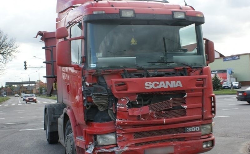 Scania kontra opel. Kierowca astry nie miał szans (zdjęcia)