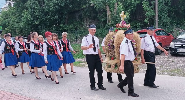 Dożynki w Michałowie 2022. >>>Więcej zdjęć na kolejnych slajdachNa zdjęciu: Koło Gospodyń Wiejskich 'Znad Mierzawy".