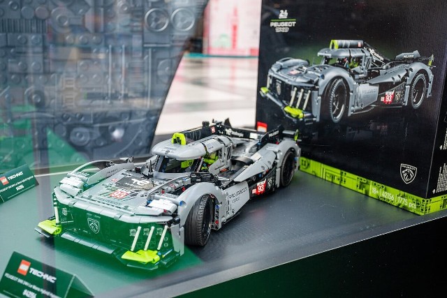 Konstrukcja z elementów Lego Technic precyzyjnie odzwierciedla szczegóły techniczne pojazdu, w tym nietypowo otwierające się drzwi, profil zewnętrzny ze świecącymi w ciemności elementami, napęd 4x4, 7-biegową skrzynię biegów, hybrydowy napęd i specjalne zawieszenie.