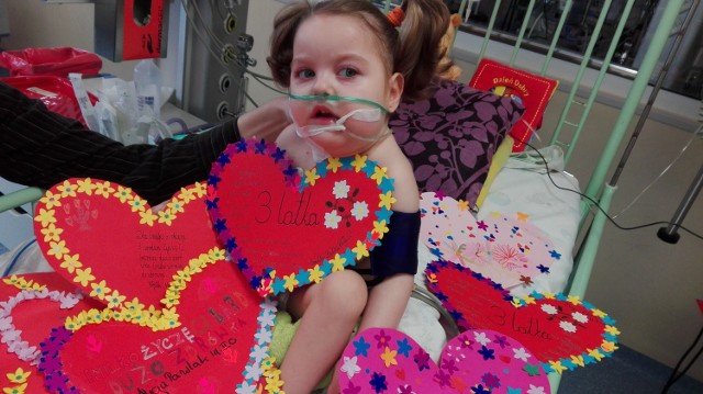 Trzyletnia Emilka swoje trzecie urodziny spędziła na OIOM-ie w opolskim WCM. Dziecko ma chore serduszko i każda infekcja jest dla niej śmiertelnym zagrożeniem. W domu czeka na nią 9-letni braciszek Kubuś.