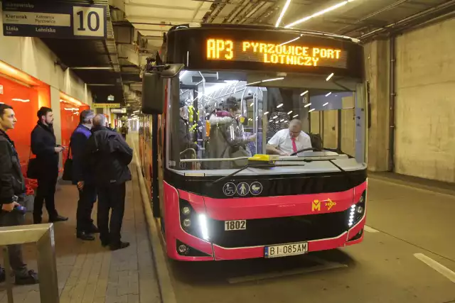 Różowe autobusy z żółtym logo metropolii będą kursować na lotnisko w Pyrzowicach