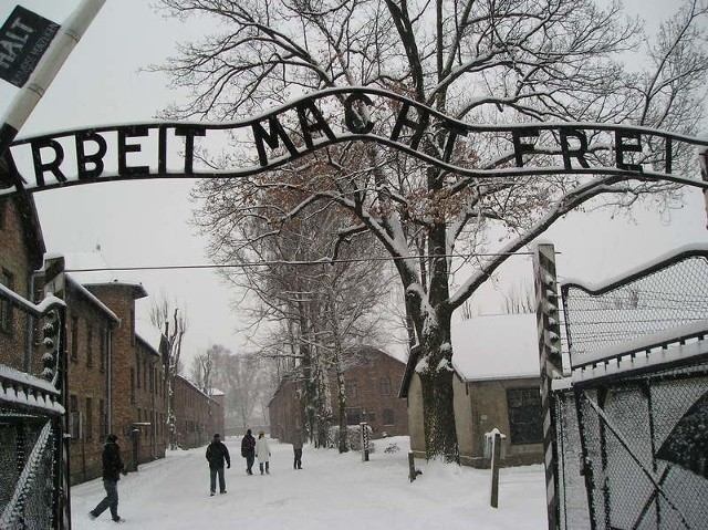 Brama obozowa w Auschwitz.